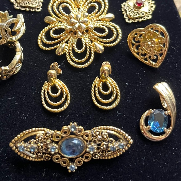 Gold tone and gem lot of 10 pcs. Pins, Earrings, tack pin, and pendant. - Picture 3 of 9